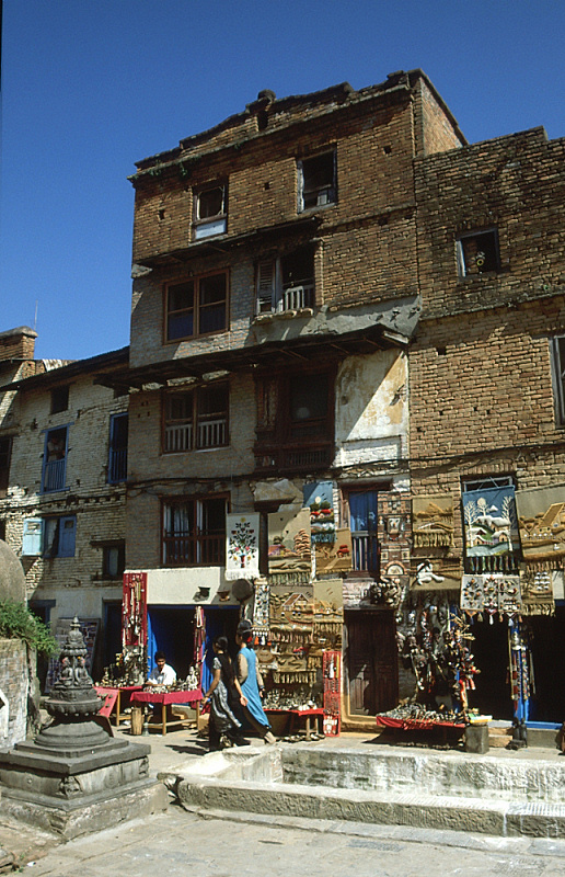 24_Kathmandu, souvenierwinkeltjes bij Swayambunath.jpg